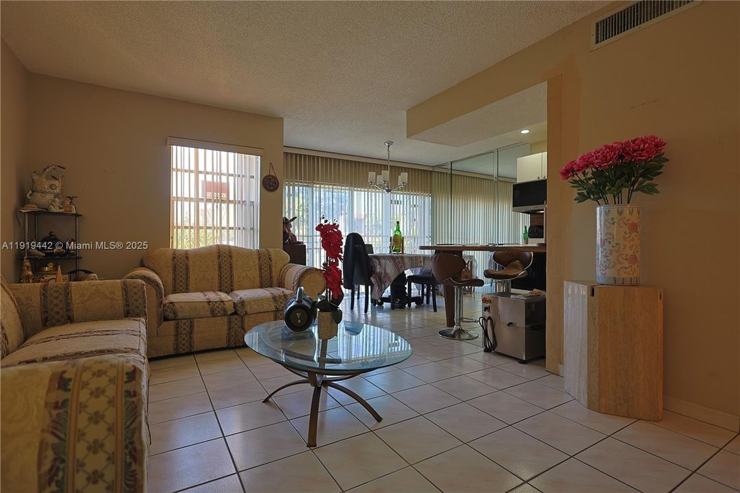 For Sale: $250,000 (2 beds, 1 baths, 777 Square Feet)