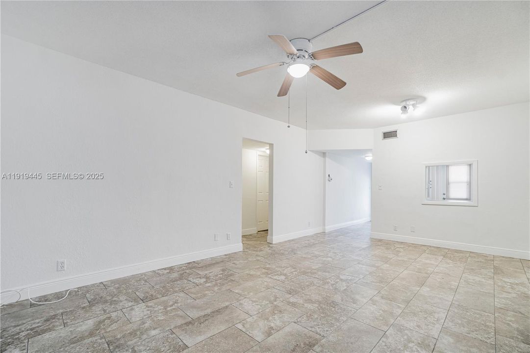 For Rent: $1,500 (1 beds, 1 baths, 728 Square Feet)