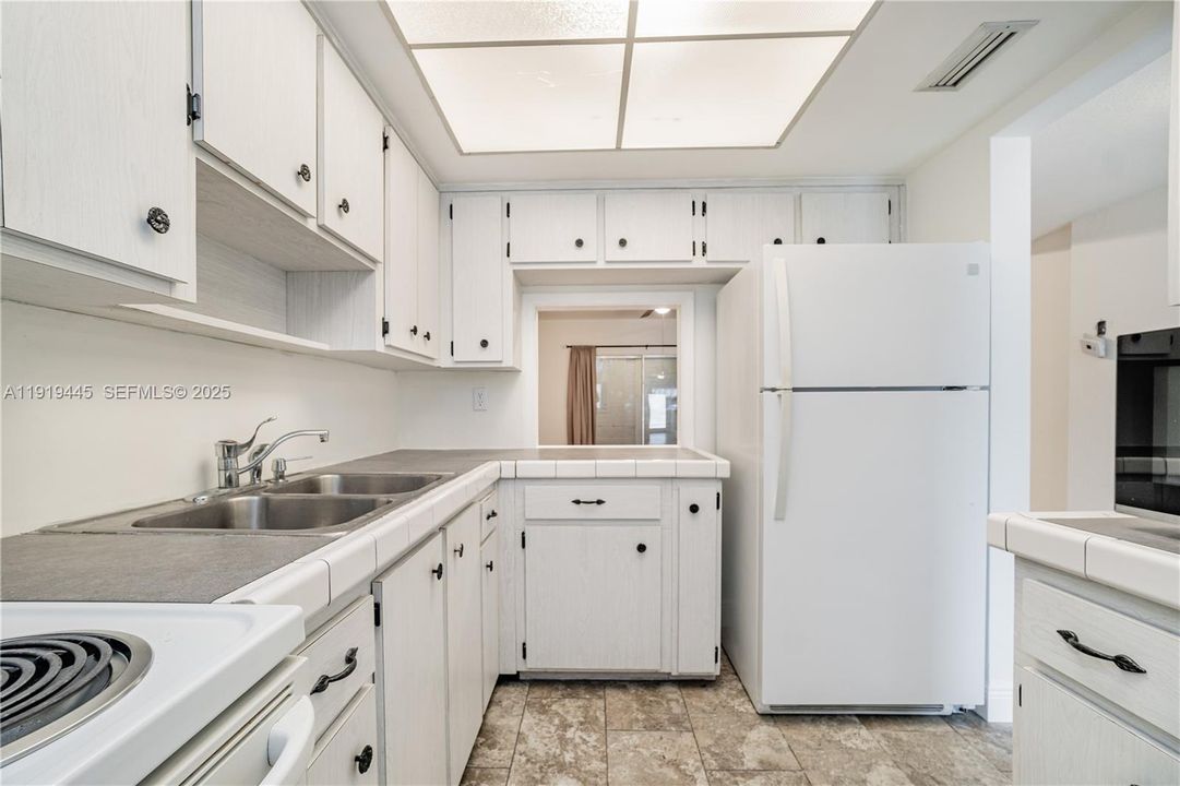 For Rent: $1,500 (1 beds, 1 baths, 728 Square Feet)