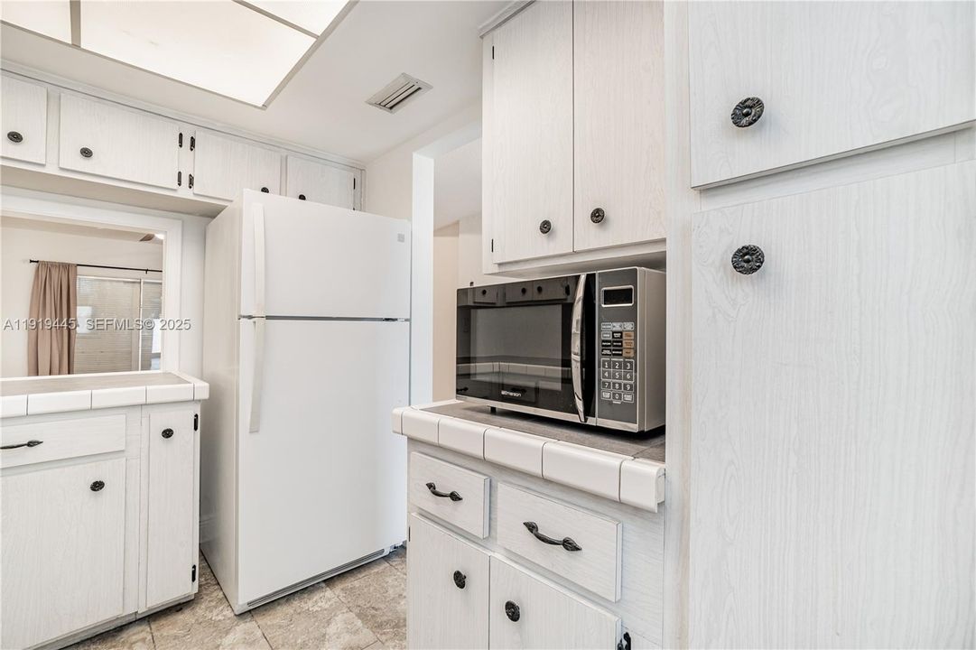 For Rent: $1,500 (1 beds, 1 baths, 728 Square Feet)