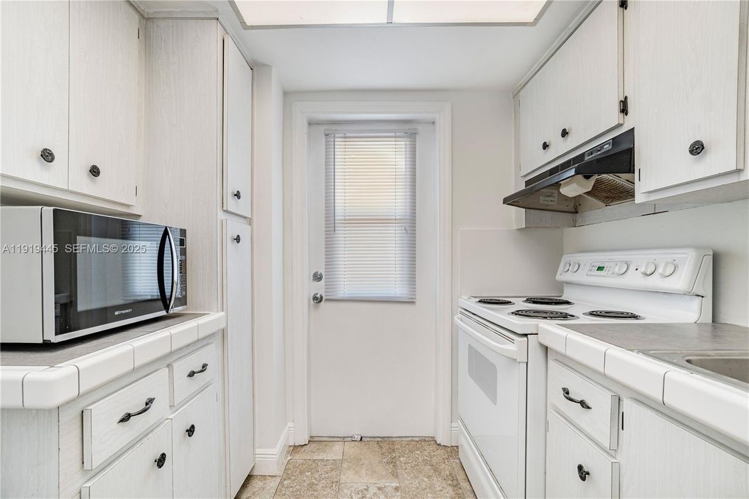 For Rent: $1,500 (1 beds, 1 baths, 728 Square Feet)