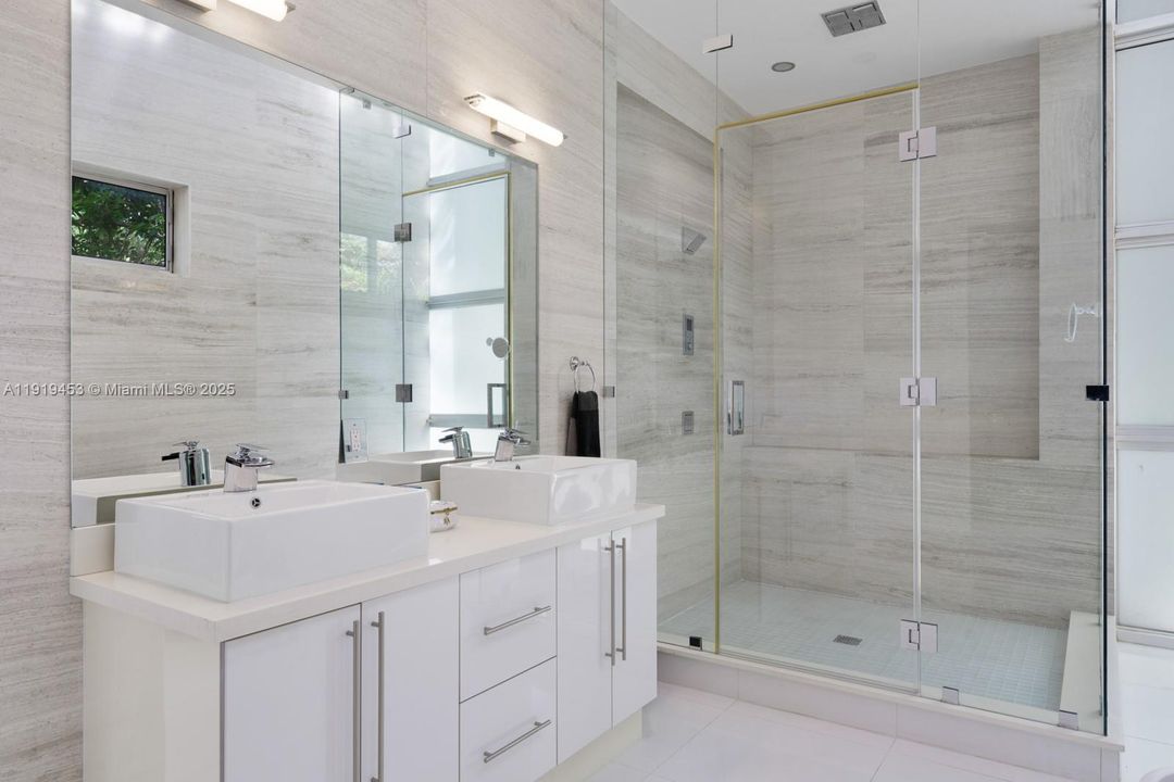 For Rent: $27,500 (5 beds, 5 baths, 4670 Square Feet)