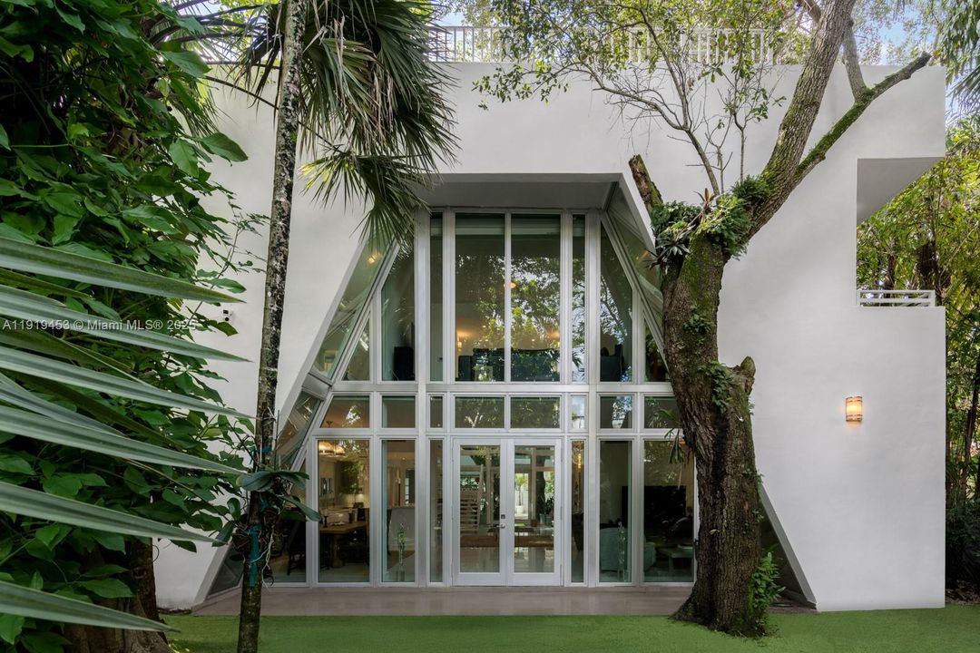 For Rent: $27,500 (5 beds, 5 baths, 4670 Square Feet)