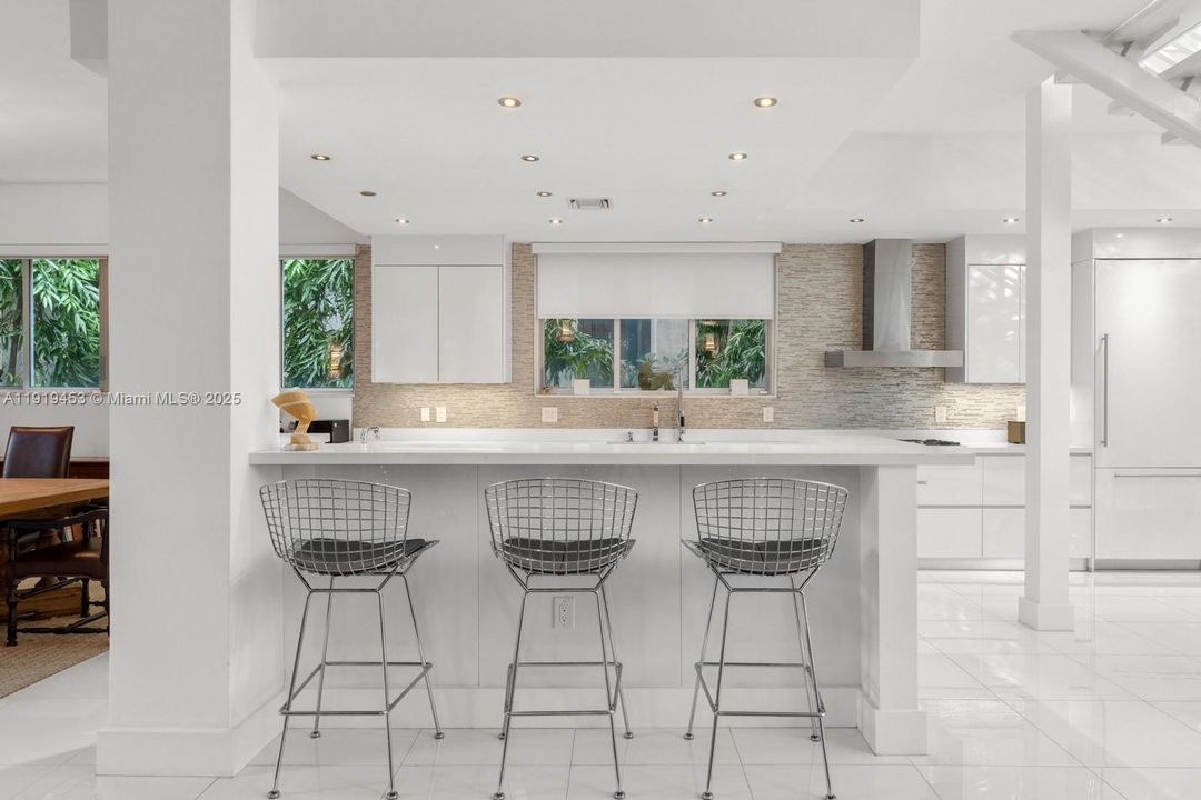 For Rent: $27,500 (5 beds, 5 baths, 4670 Square Feet)