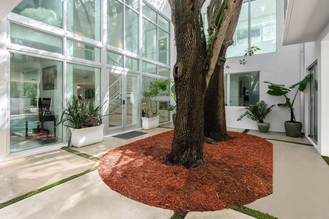 For Rent: $27,500 (5 beds, 5 baths, 4670 Square Feet)