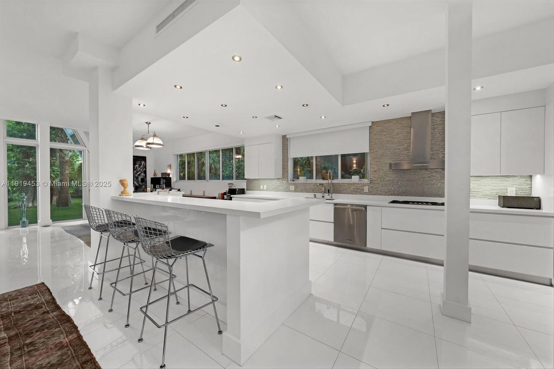 For Rent: $27,500 (5 beds, 5 baths, 4670 Square Feet)