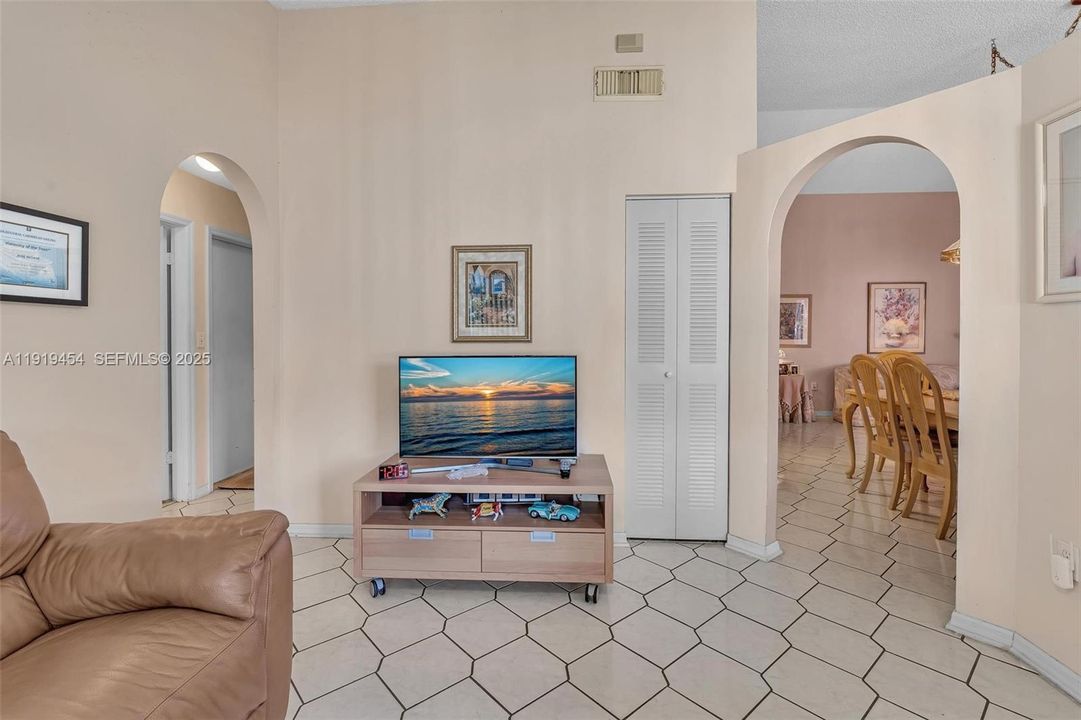 For Rent: $4,000 (3 beds, 2 baths, 2052 Square Feet)