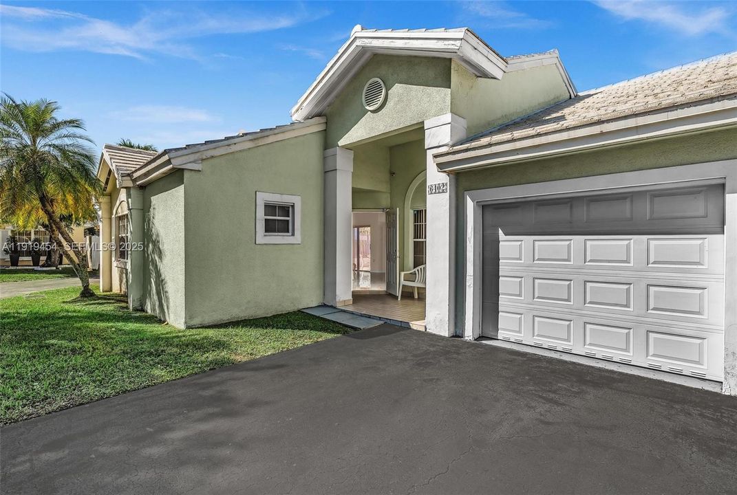 For Rent: $4,000 (3 beds, 2 baths, 2052 Square Feet)