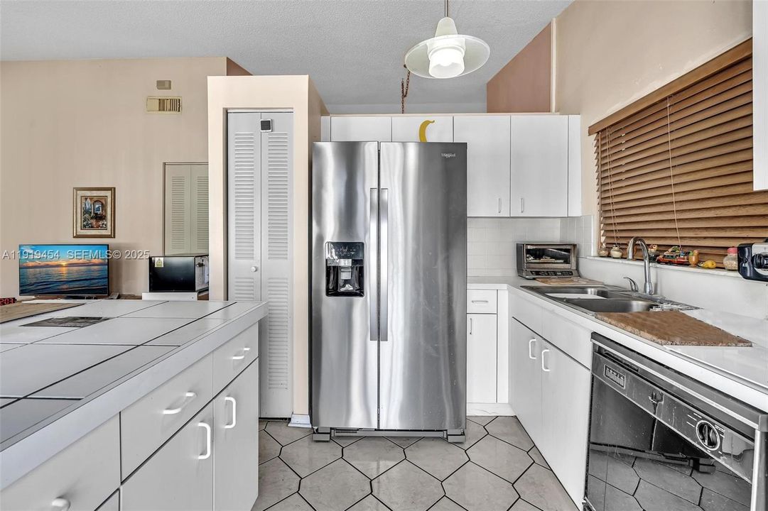 For Rent: $4,000 (3 beds, 2 baths, 2052 Square Feet)