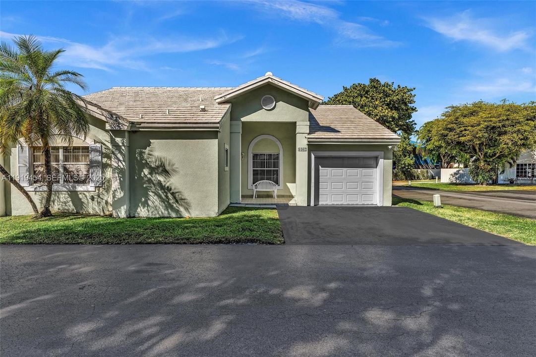 For Rent: $4,000 (3 beds, 2 baths, 2052 Square Feet)