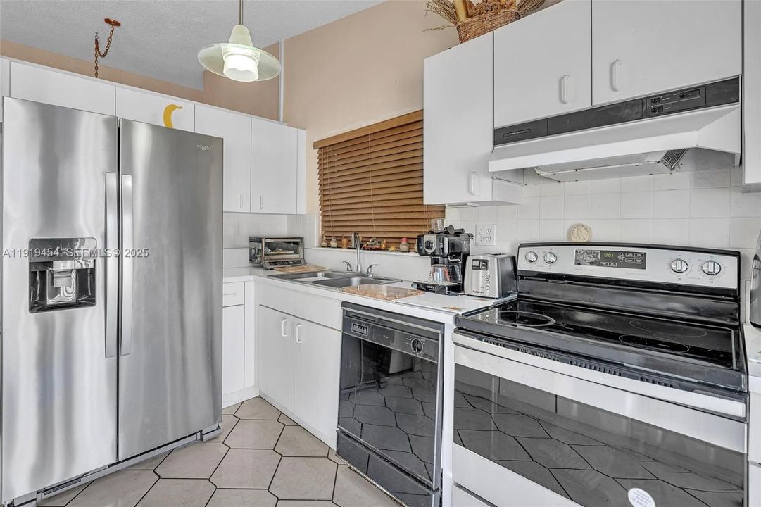 For Rent: $4,000 (3 beds, 2 baths, 2052 Square Feet)