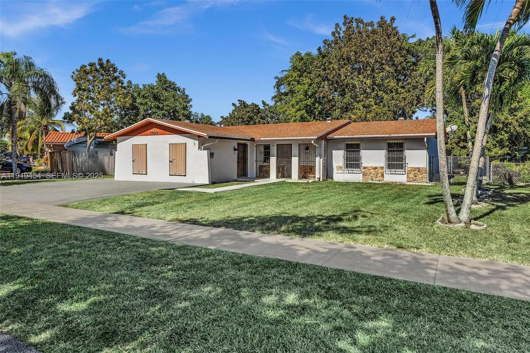 For Rent: $4,000 (3 beds, 2 baths, 2052 Square Feet)