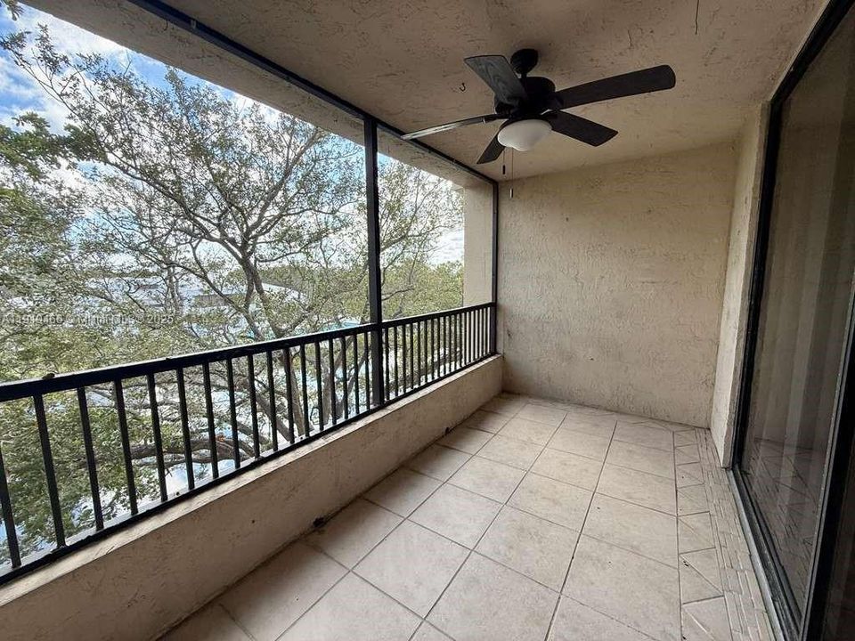 待售: $230,000 (2 贝兹, 2 浴室, 979 平方英尺)