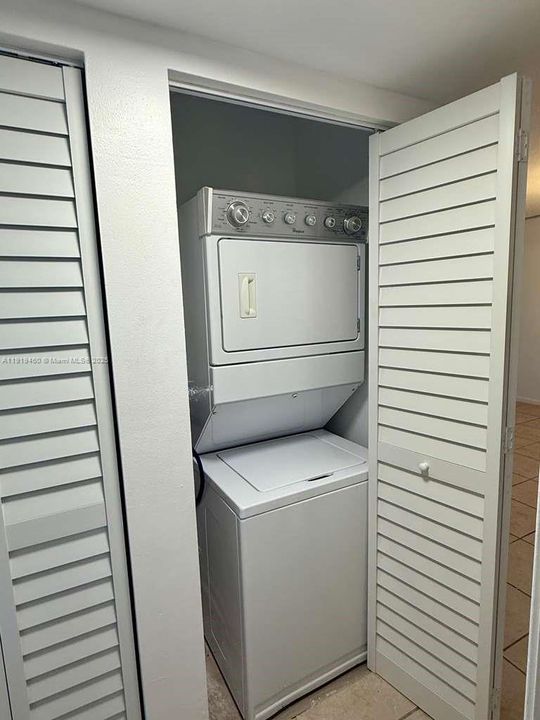 待售: $230,000 (2 贝兹, 2 浴室, 979 平方英尺)