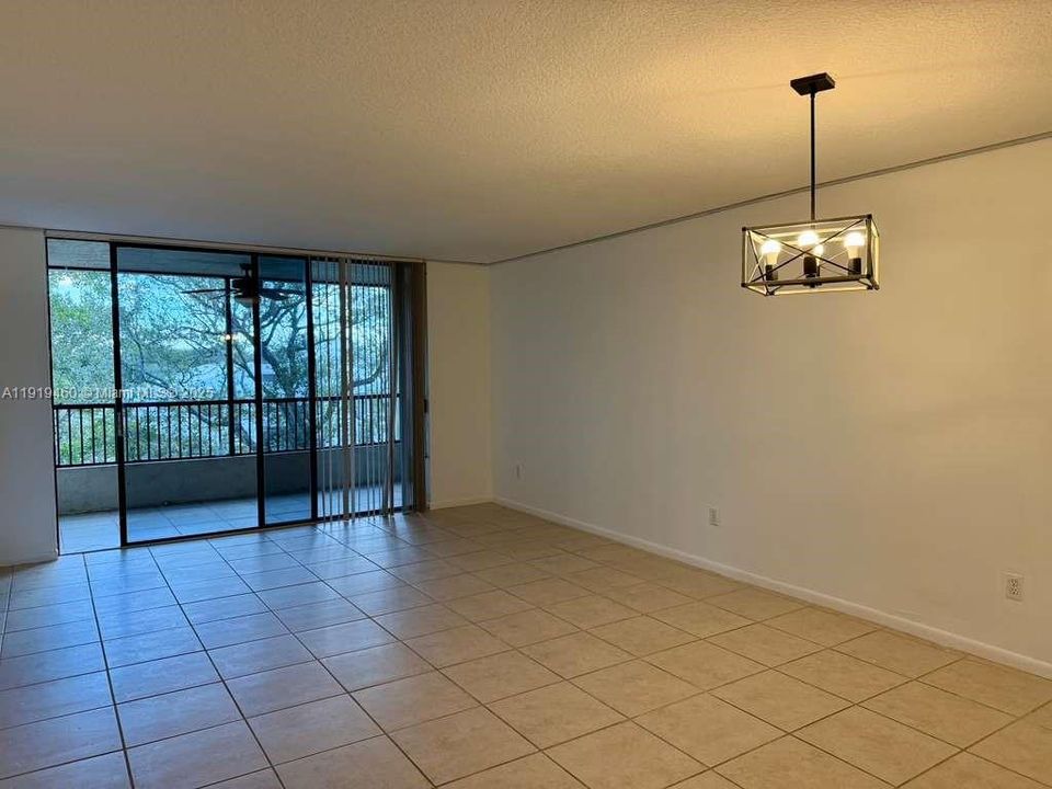 待售: $230,000 (2 贝兹, 2 浴室, 979 平方英尺)