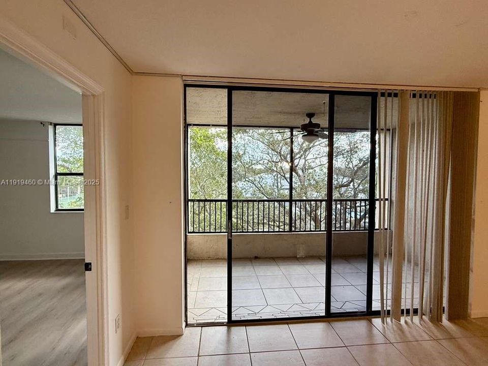 待售: $230,000 (2 贝兹, 2 浴室, 979 平方英尺)