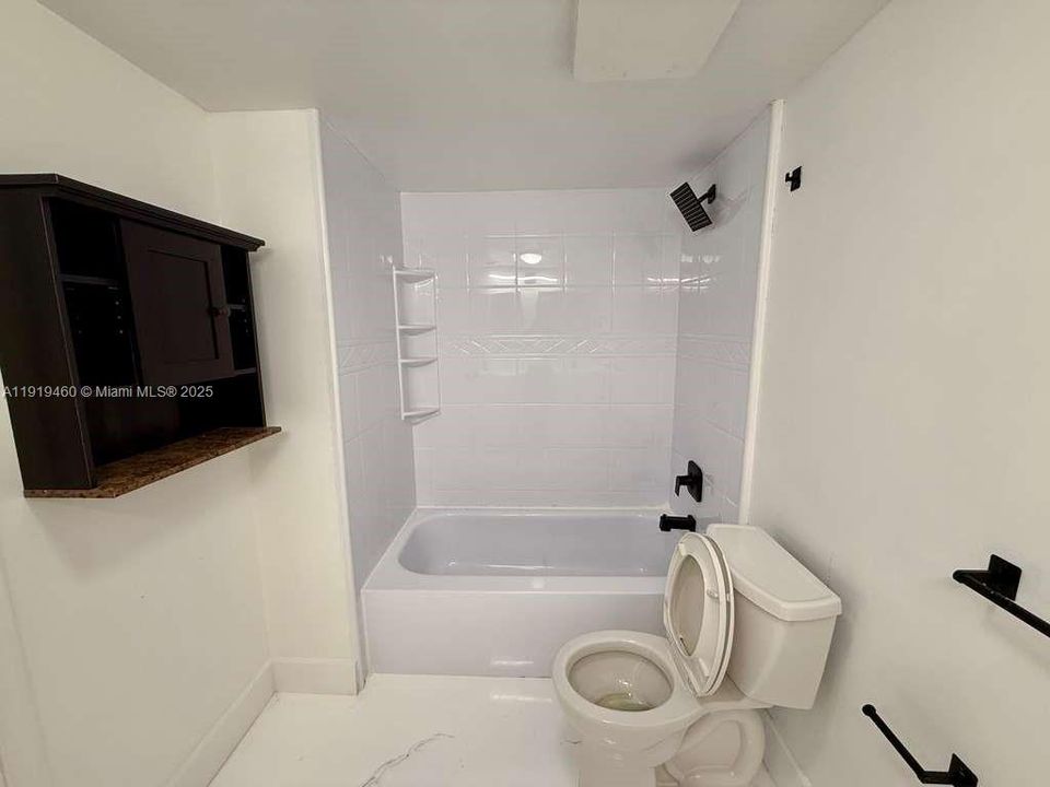 待售: $230,000 (2 贝兹, 2 浴室, 979 平方英尺)