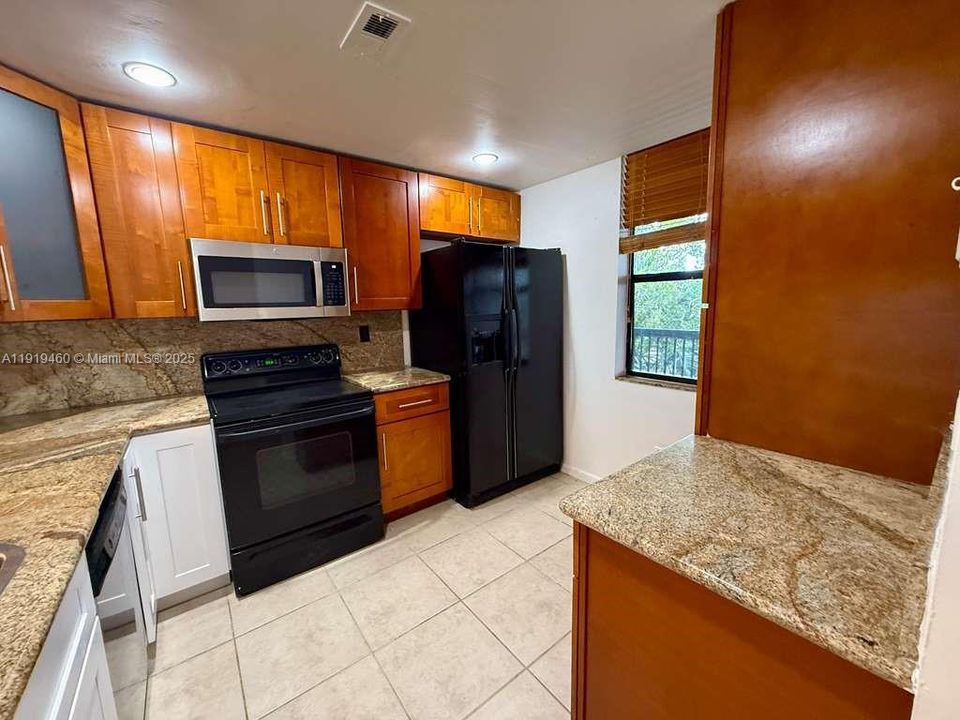 待售: $230,000 (2 贝兹, 2 浴室, 979 平方英尺)