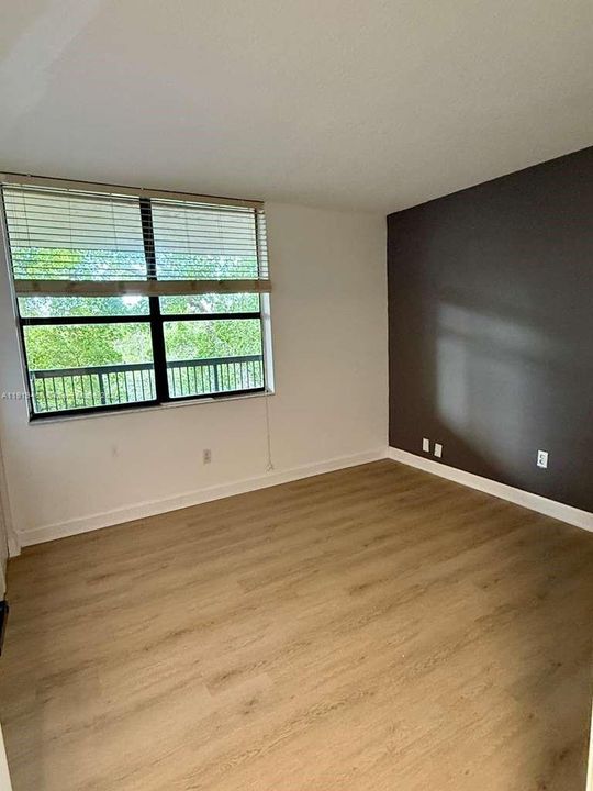 待售: $230,000 (2 贝兹, 2 浴室, 979 平方英尺)