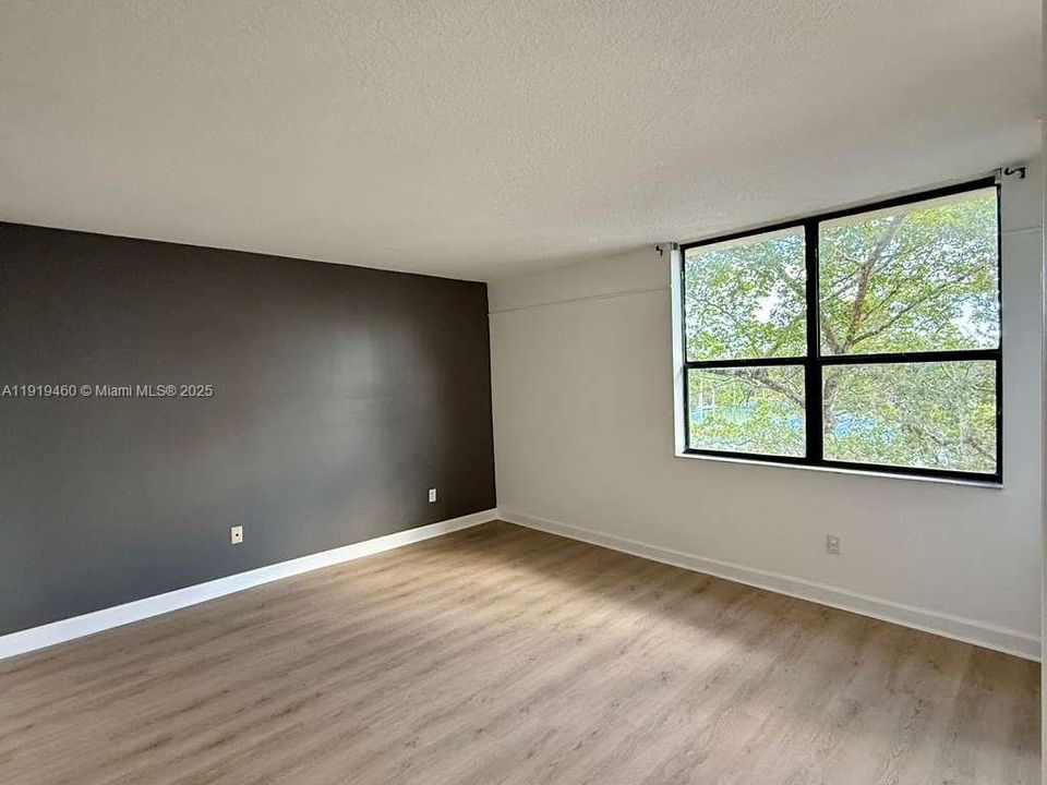 待售: $230,000 (2 贝兹, 2 浴室, 979 平方英尺)