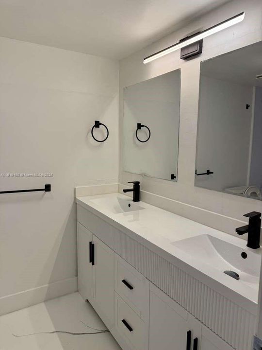 待售: $230,000 (2 贝兹, 2 浴室, 979 平方英尺)