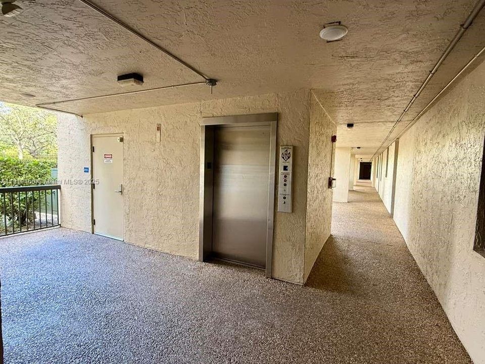 待售: $230,000 (2 贝兹, 2 浴室, 979 平方英尺)