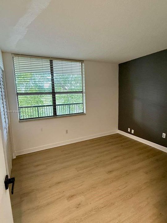 待售: $230,000 (2 贝兹, 2 浴室, 979 平方英尺)