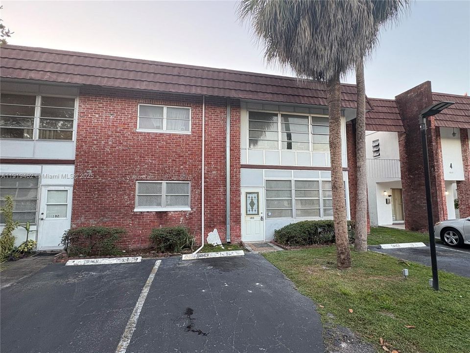 For Sale: $105,000 (2 beds, 2 baths, 1088 Square Feet)