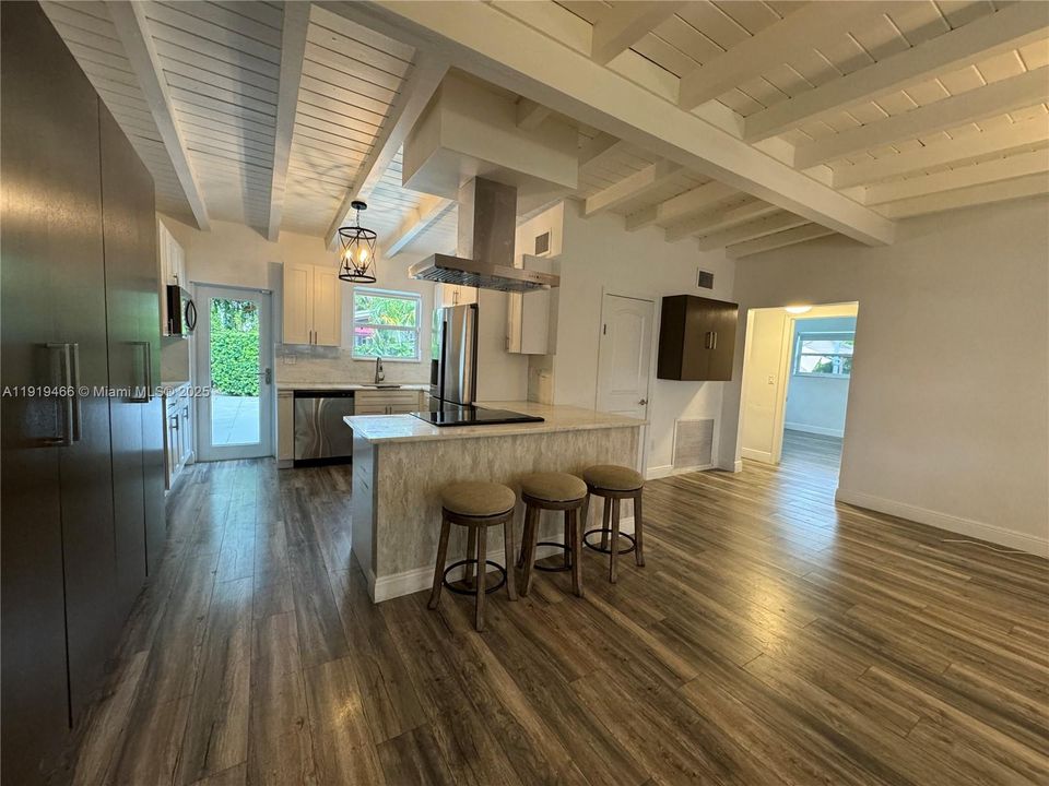 For Rent: $5,950 (3 beds, 3 baths, 1641 Square Feet)