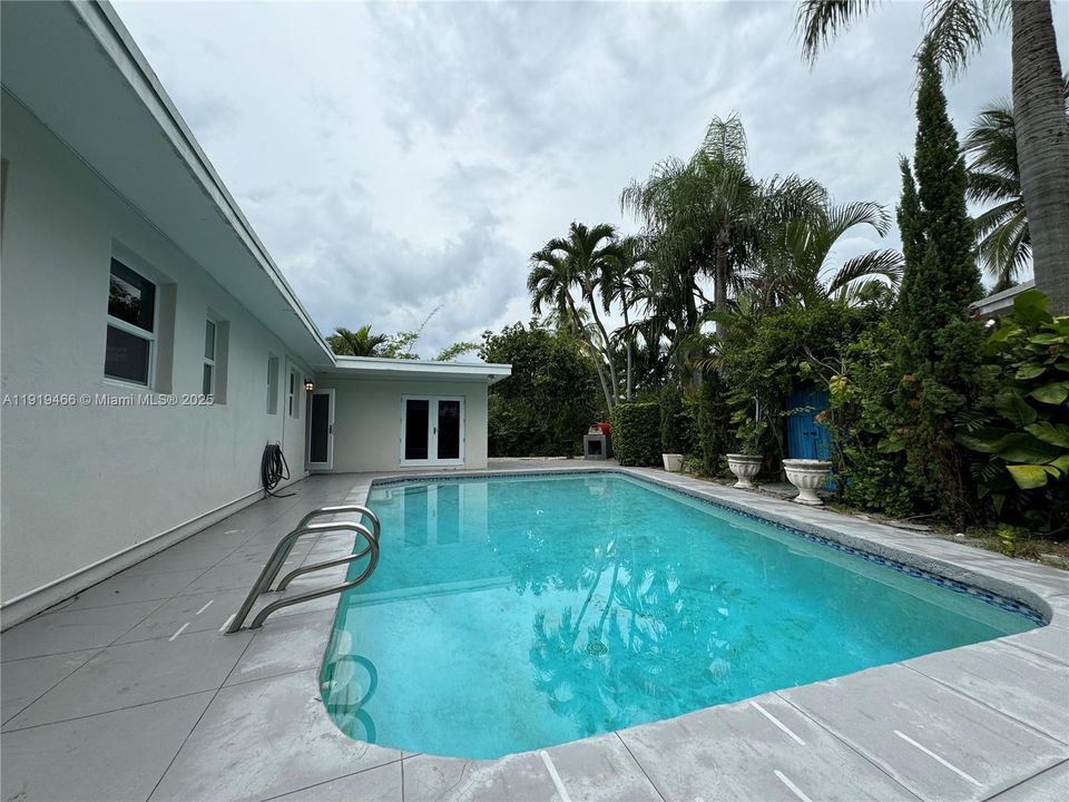 For Rent: $5,950 (3 beds, 3 baths, 1641 Square Feet)