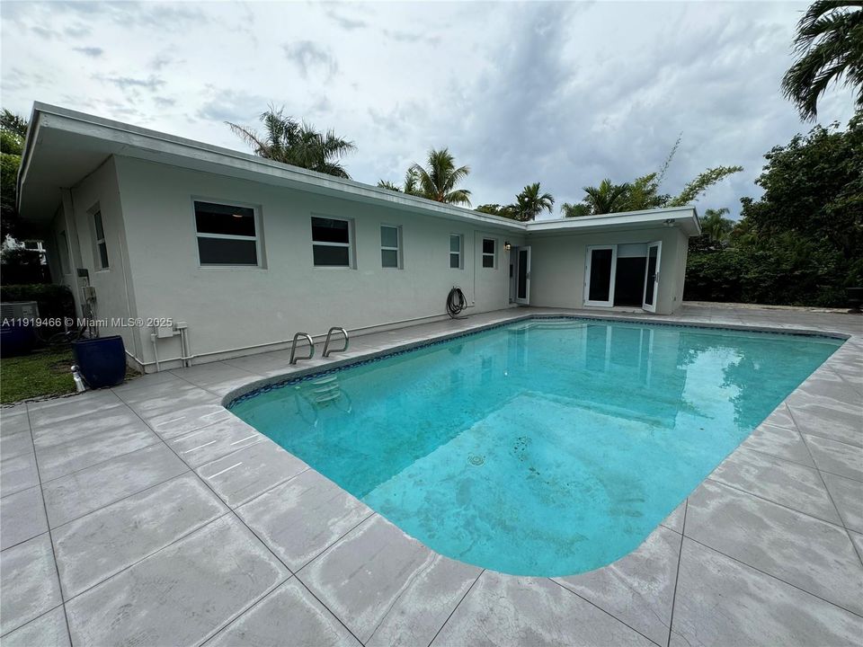 For Rent: $5,950 (3 beds, 3 baths, 1641 Square Feet)