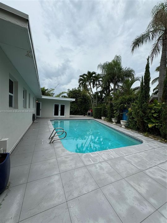 For Rent: $5,950 (3 beds, 3 baths, 1641 Square Feet)