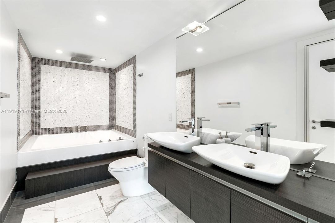 For Sale: $1,170,000 (2 beds, 2 baths, 1430 Square Feet)