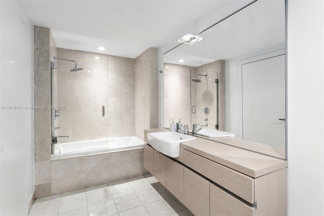 For Sale: $1,170,000 (2 beds, 2 baths, 1430 Square Feet)