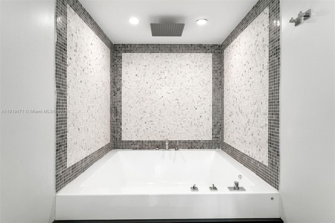 For Sale: $1,170,000 (2 beds, 2 baths, 1430 Square Feet)