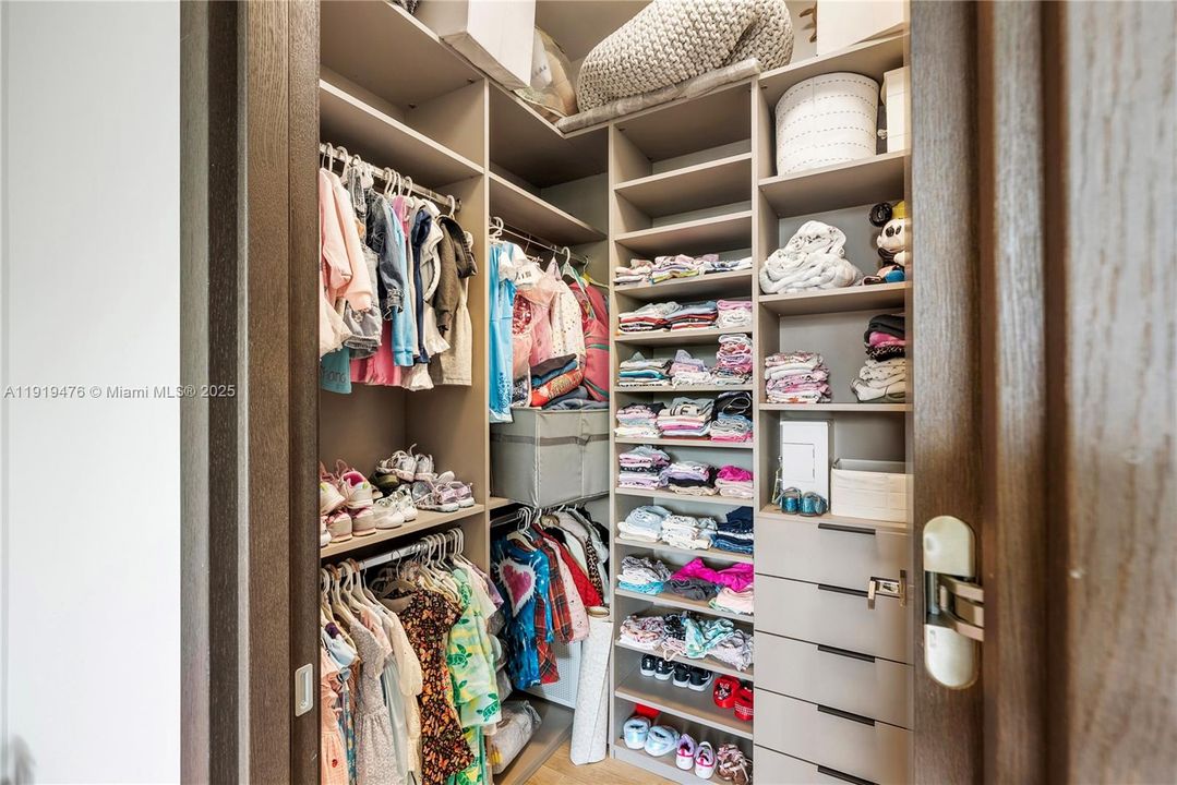 En Venta: $6,439,000 (6 camas, 5 baños, 4727 Pies cuadrados)