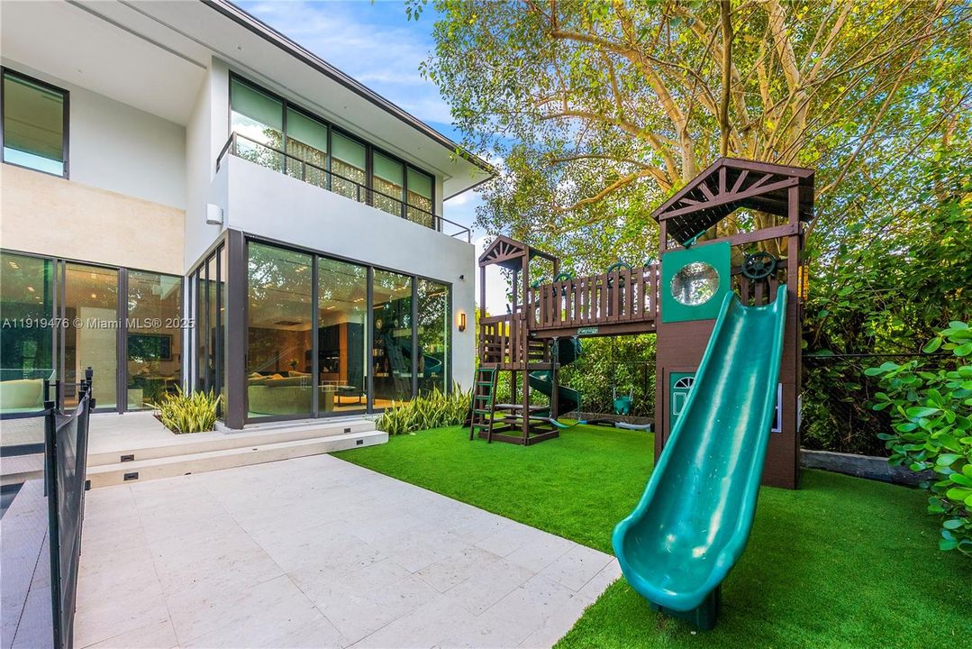 En Venta: $6,439,000 (6 camas, 5 baños, 4727 Pies cuadrados)