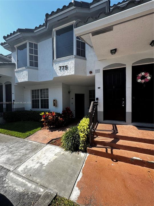 For Rent: $2,550 (3 beds, 3 baths, 1212 Square Feet)