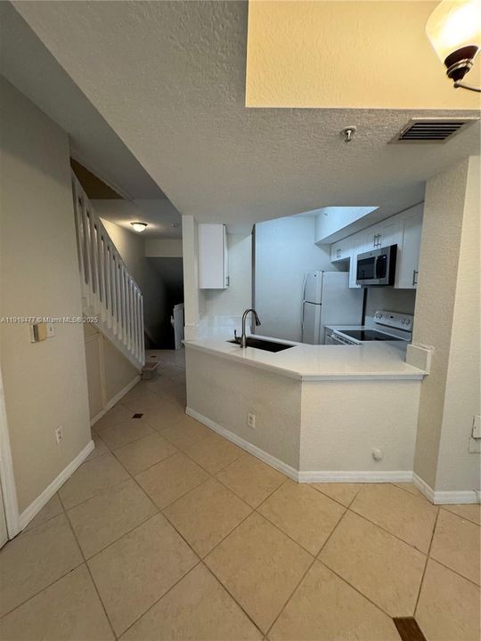 For Rent: $2,550 (3 beds, 3 baths, 1212 Square Feet)