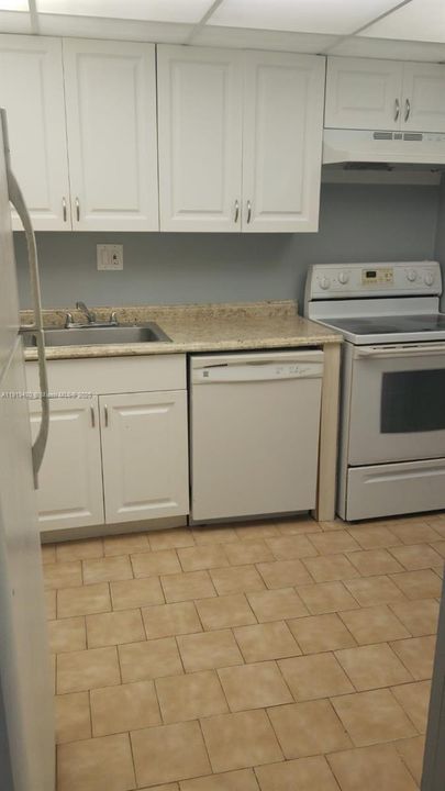 For Rent: $1,800 (2 beds, 2 baths, 949 Square Feet)