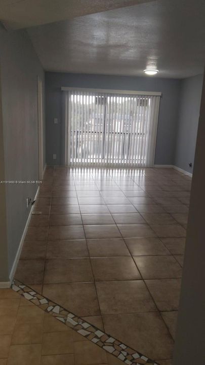 For Rent: $1,800 (2 beds, 2 baths, 949 Square Feet)