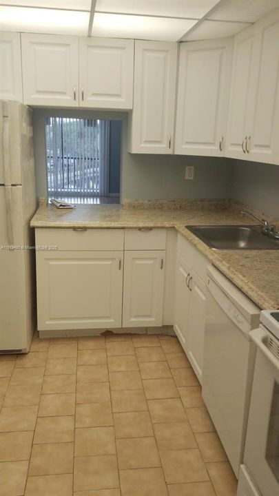 For Rent: $1,800 (2 beds, 2 baths, 949 Square Feet)