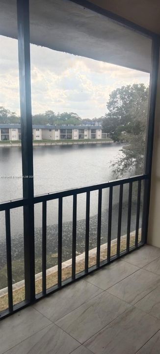 For Rent: $1,800 (2 beds, 2 baths, 949 Square Feet)