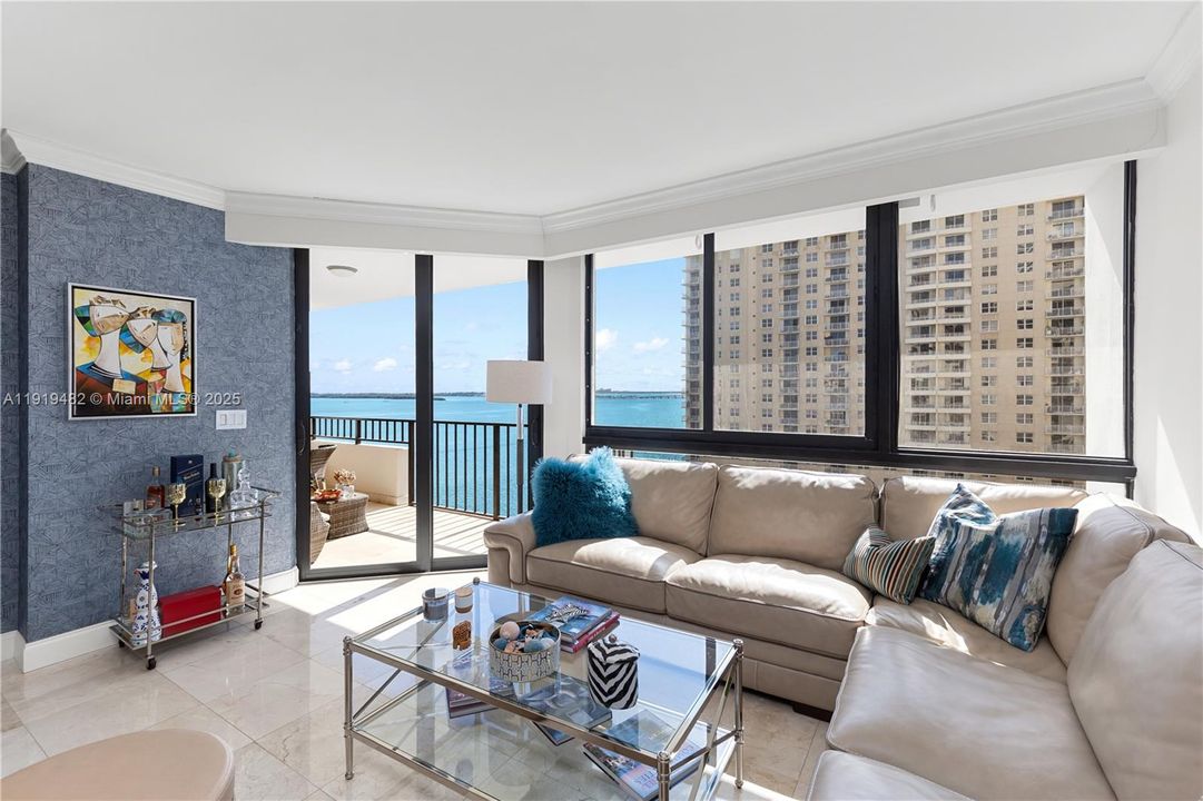 For Sale: $815,000 (2 beds, 2 baths, 1137 Square Feet)