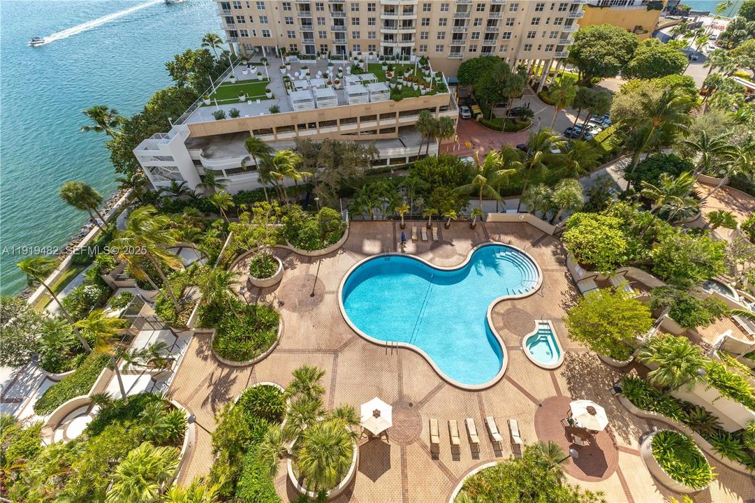 For Sale: $815,000 (2 beds, 2 baths, 1137 Square Feet)