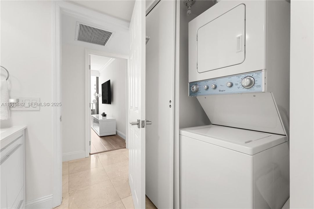 For Sale: $815,000 (2 beds, 2 baths, 1137 Square Feet)