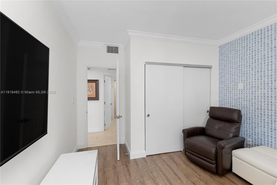 For Sale: $815,000 (2 beds, 2 baths, 1137 Square Feet)