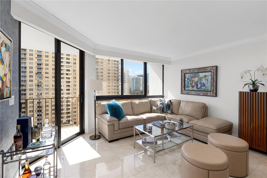 For Sale: $815,000 (2 beds, 2 baths, 1137 Square Feet)