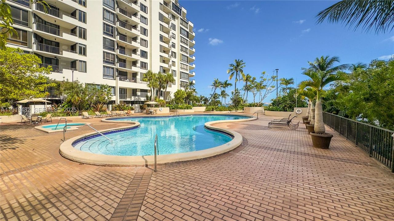 For Sale: $815,000 (2 beds, 2 baths, 1137 Square Feet)