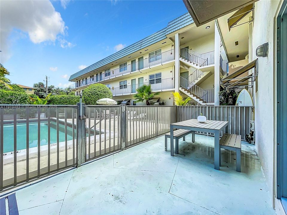 For Sale: $349,500 (1 beds, 1 baths, 519 Square Feet)